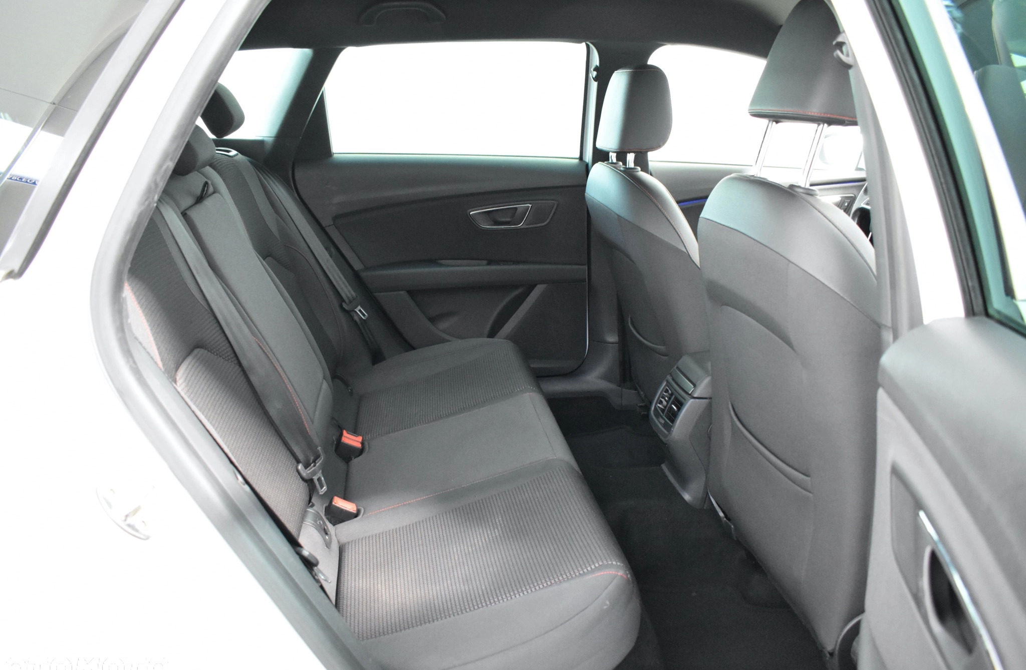 Seat Leon cena 56900 przebieg: 219000, rok produkcji 2018 z Zdzieszowice małe 781